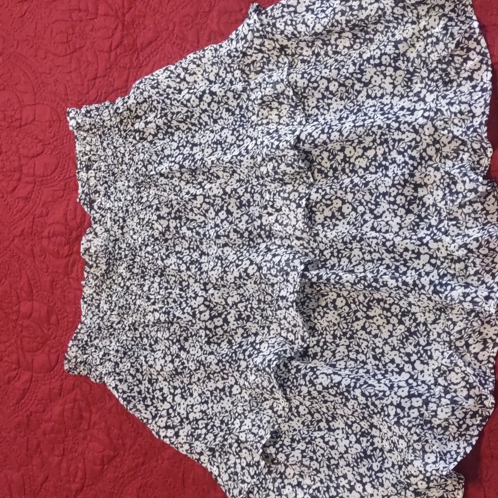 Women's black and white skirt